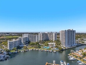 Building Photo - 2500 Parkview Dr