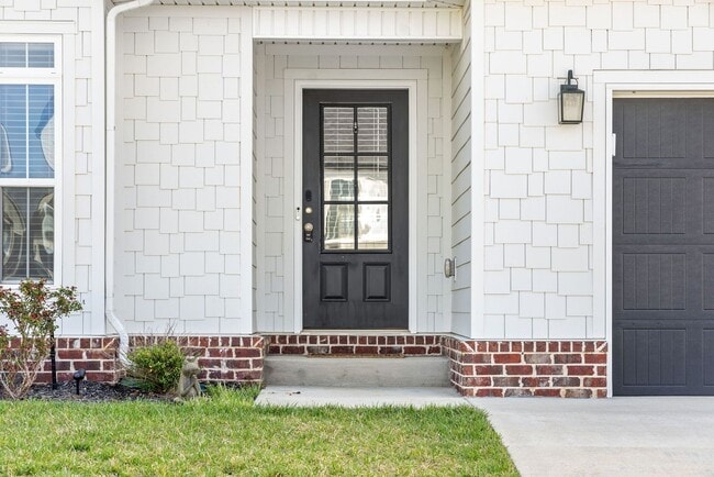 Building Photo - 3 Bedroom 2 Bath Newer Home For Rent In Sa...