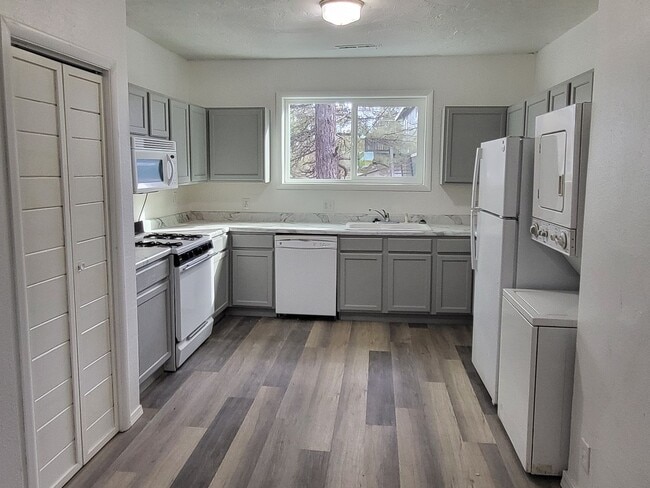 Photo - 2 Bedroom, 1 Bathroom - North of the Hospital House