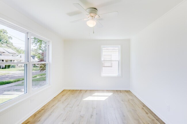Family room - 1767 Sheridan Ave NE