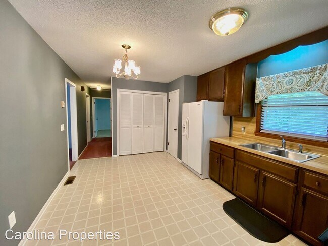 Building Photo - 2 br, 1 bath House - 216 Eastwood Dr