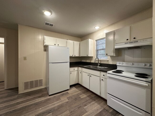 Building Photo - 3505 Elm St