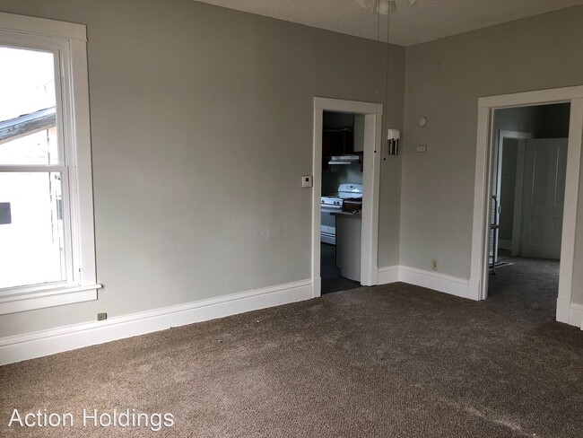 Building Photo - 2 br, 1 bath House - 104 E 8th St