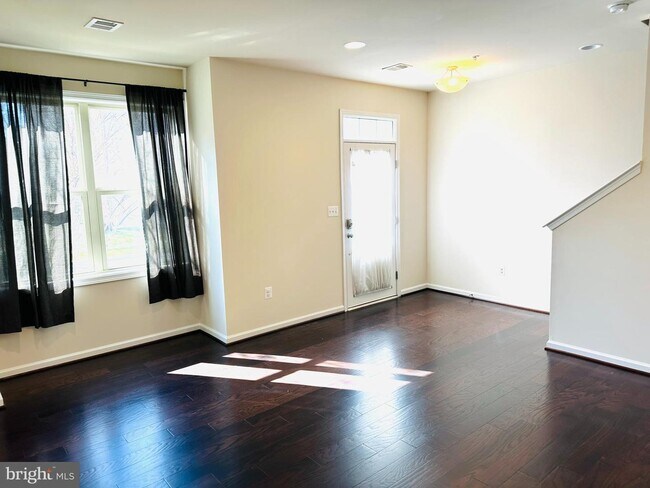 Foto del edificio - 13817 Byrne Park Dr