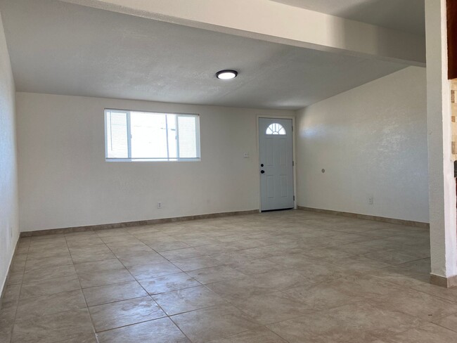 Building Photo - 3 bed  1 bth Available now.. Apply today!