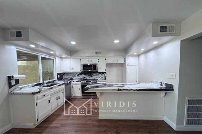 Building Photo - 930 Olive Dr