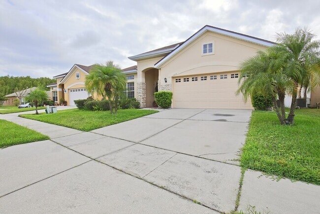 Building Photo - Gorgeous 4/2 Spacious Home with a Fenced B...