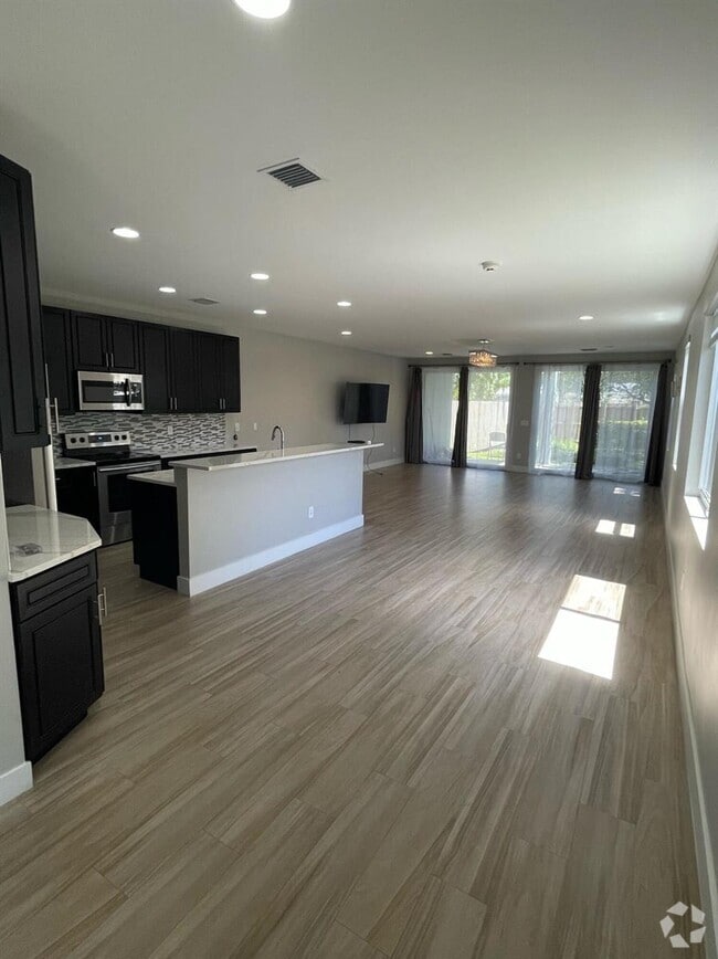 Croissant Park Apartments for Rent with a Living Room Fort Lauderdale