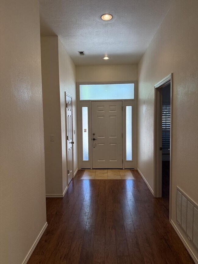 Foto del edificio - 665 Oak Hollow Dr