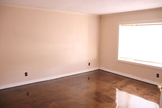 Building Photo - Large Home