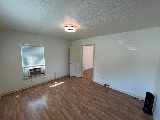Building Photo - One Bedroom Home Downtown