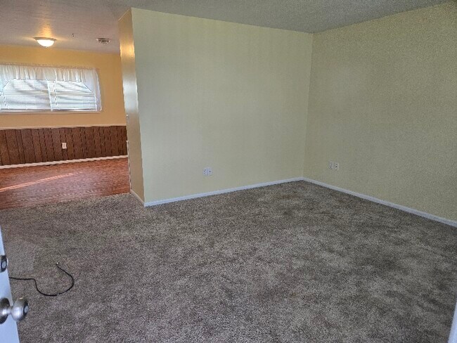 Foto del edificio - 1249 E Walnut St