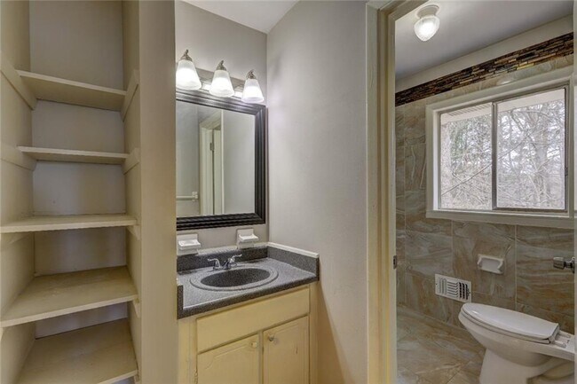 Foto del edificio - 70 Jonathan Rd