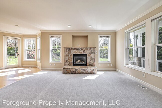Building Photo - 4 br, 2.5 bath House - 704 16th Ave W