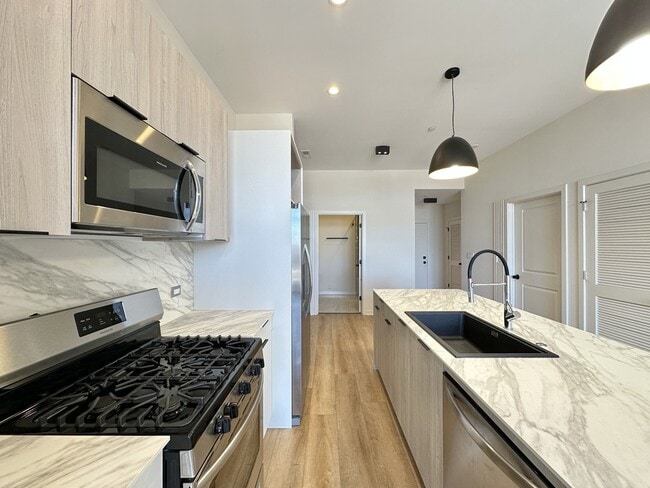 Foto del edificio - 6340 W Belmont Ave