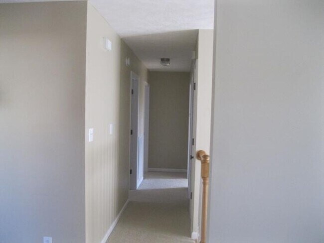 Building Photo - 3 Bedroom 2 Bath home in well established ...