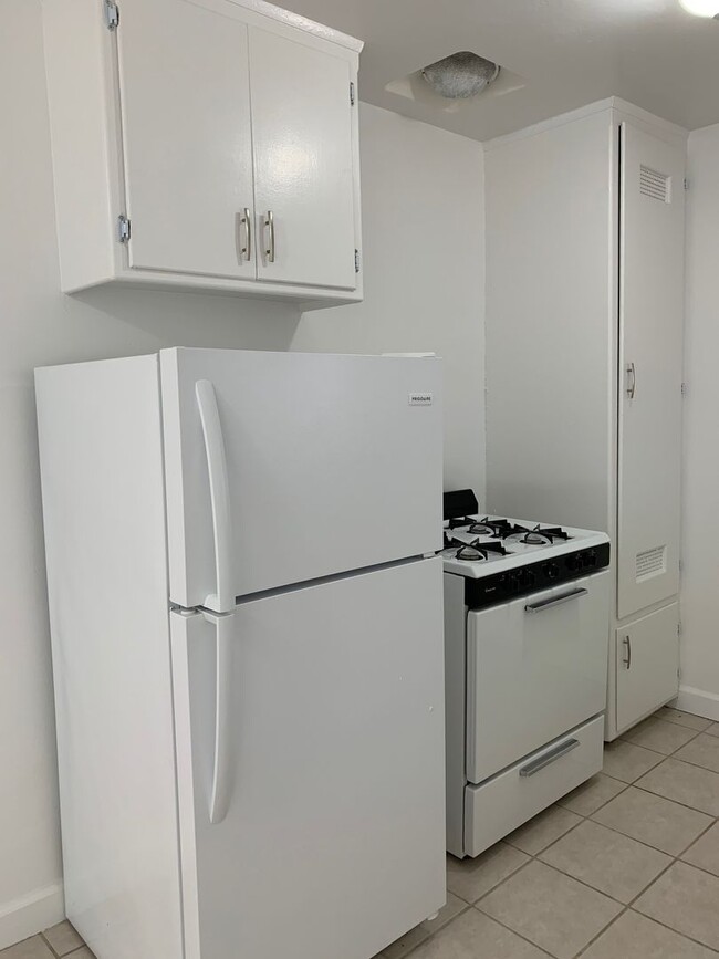 Interior Photo - 1610 Armacost Ave
