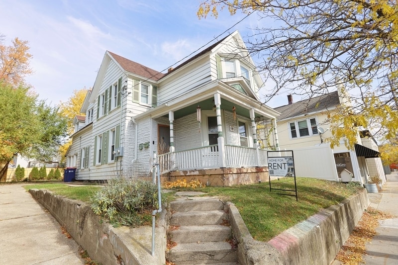 Foto principal - 1027 Fulton St E