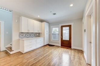 Building Photo - 1418 Studewood St