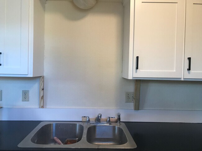 Foto del edificio - Classic 3 bed 1.5 bath townhome with fenced in yard near everything!