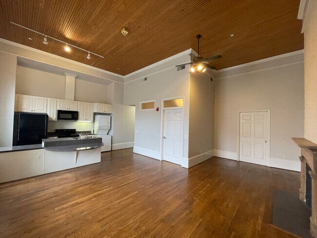 Building Photo - One Bedroom Apartment in Downtown With Ton...