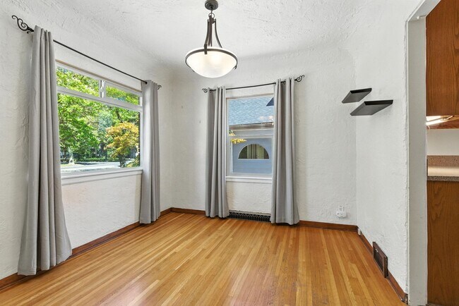 Building Photo - Gorgeous Brick Home Near Audubon Park