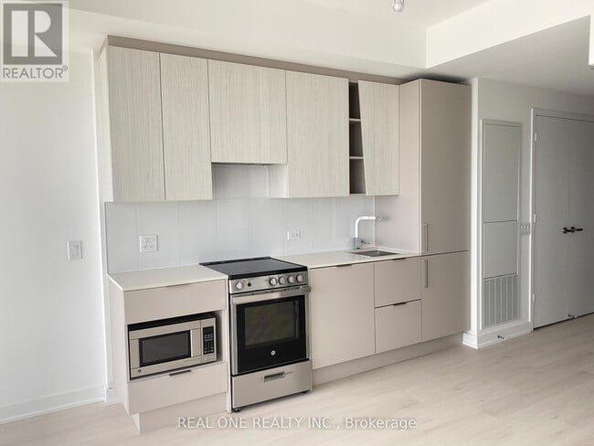 Building Photo - 3900-3900 Confederation Pkwy