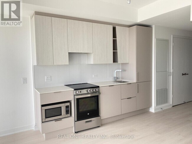 Photo du bâtiment - 3900-3900 Confederation Pkwy