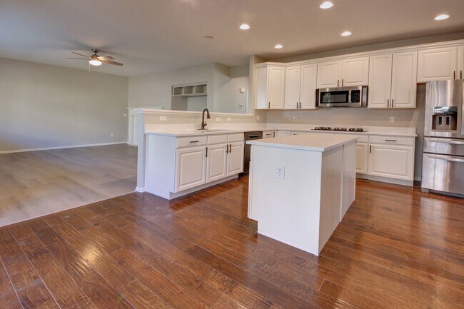 Foto del edificio - Stunning 6 Bedroom Home in Northgate w/ Al...