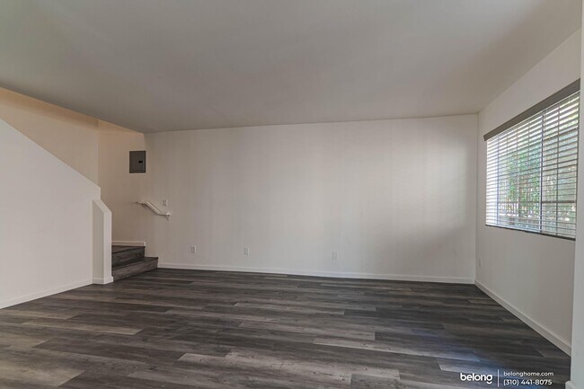 Foto del edificio - 305 E Valencia Ave