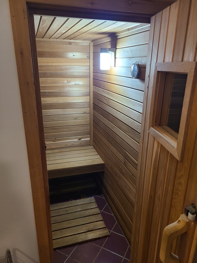 Private Sauna - 1907 DuPont Ave S