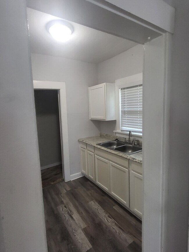 Foto del edificio - Large 1/1 Duplex - Great Location - Update...