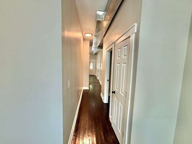 Building Photo - 513 E Ormsby Ave
