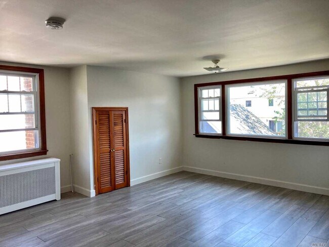 Building Photo - 19 Ivanhoe Dr