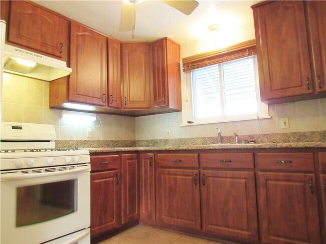 Building Photo - 3 Bedroom Single Family Home For Rent Southeast Erie Great Location!  No Students!