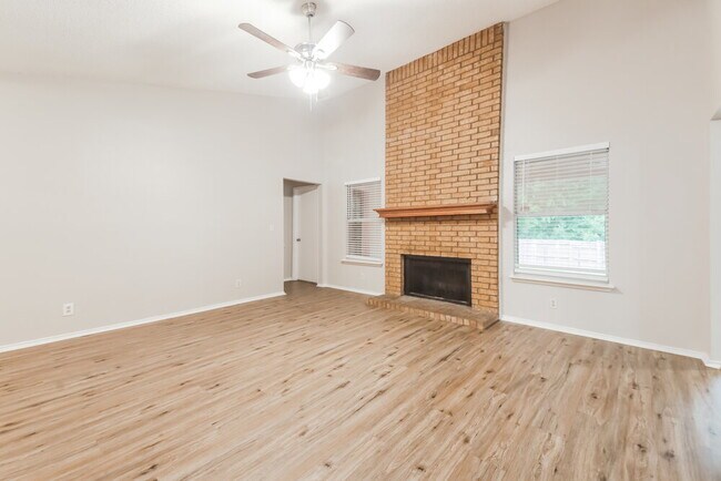 Building Photo - 807 Young Dr