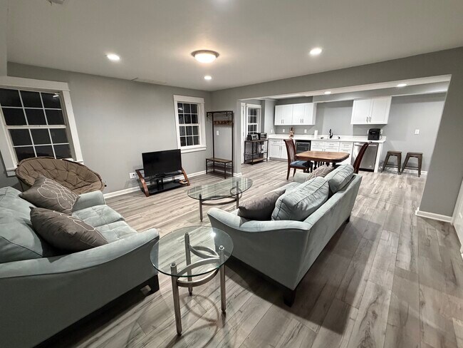 La sala de estar principal, el televisor y el soporte se actualizarán en los primeros meses. - 220 Drumcliff Ct