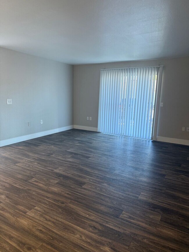 Foto del edificio - A New Wave of Living Here At Powell Court Apartments!