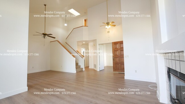 Foto del edificio - Gorgeous 3 bd/ 2.5 bth Two Story Townhome ...