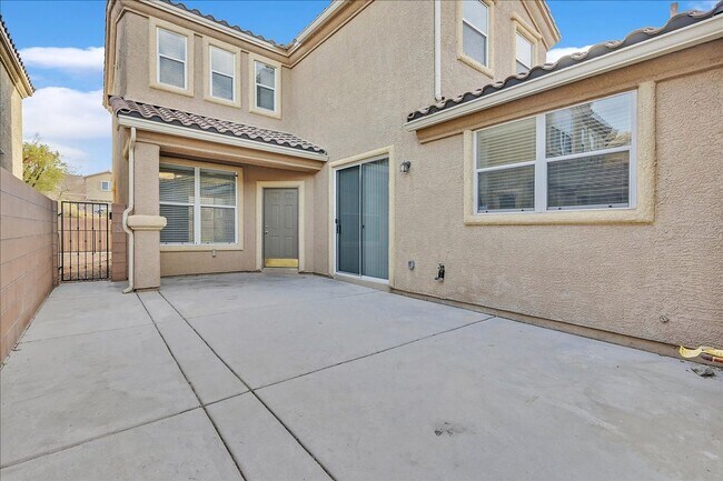 Foto del edificio - Great 4 bedroom home with a spacious kitchen in a great location!