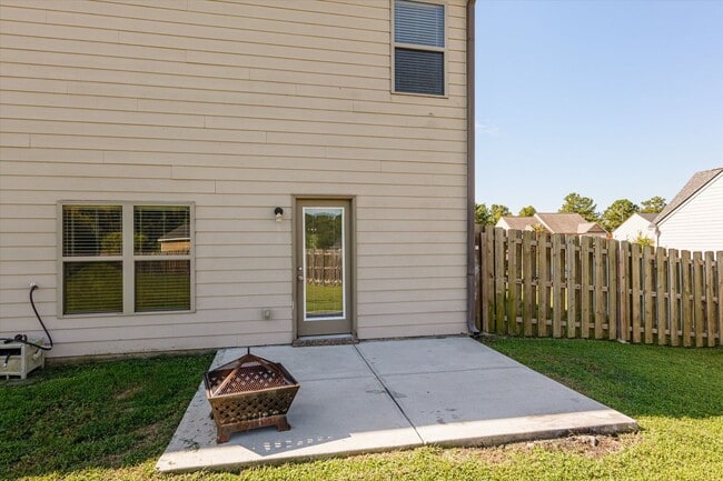 Building Photo - Great 5 Bedroom Home in Evans