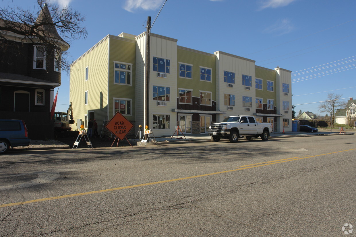 Building Photo - 1417 W Broadway Ave