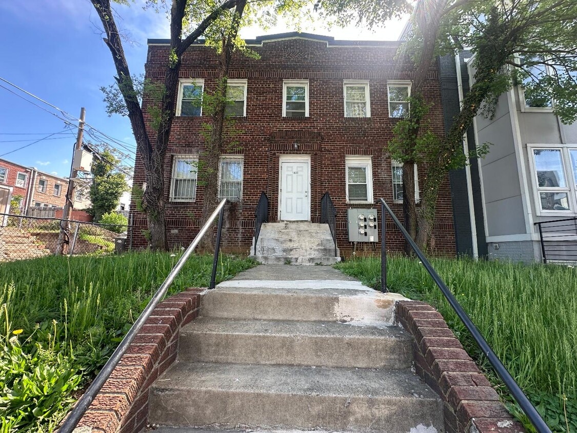 Photo - 1025 17th St NE - 1025 17th St NE
