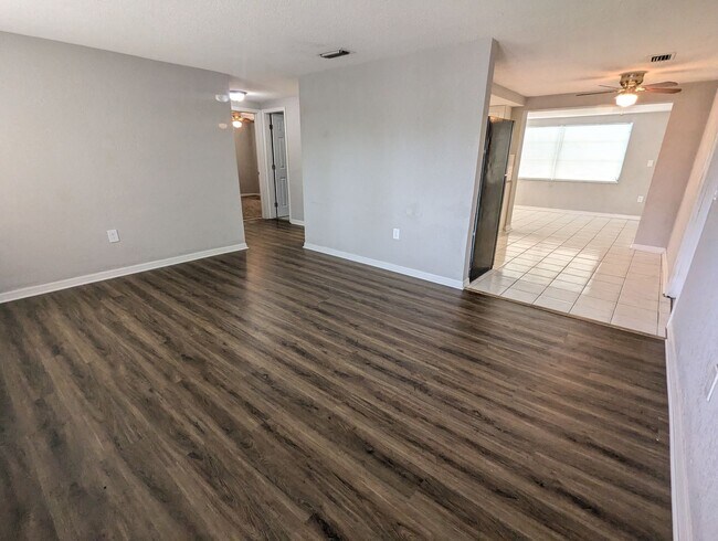 Foto del edificio - POOL HOME!! beautiful 3/1.5 1360 Sq. Ft. w...
