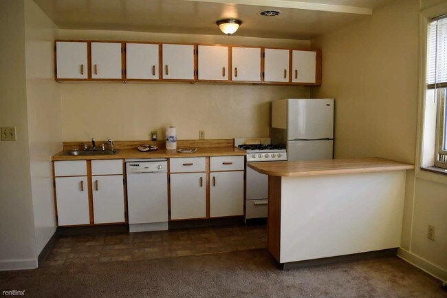 Building Photo - 1 br, 1 bath Apartment - Chestnut Manor - 1BR