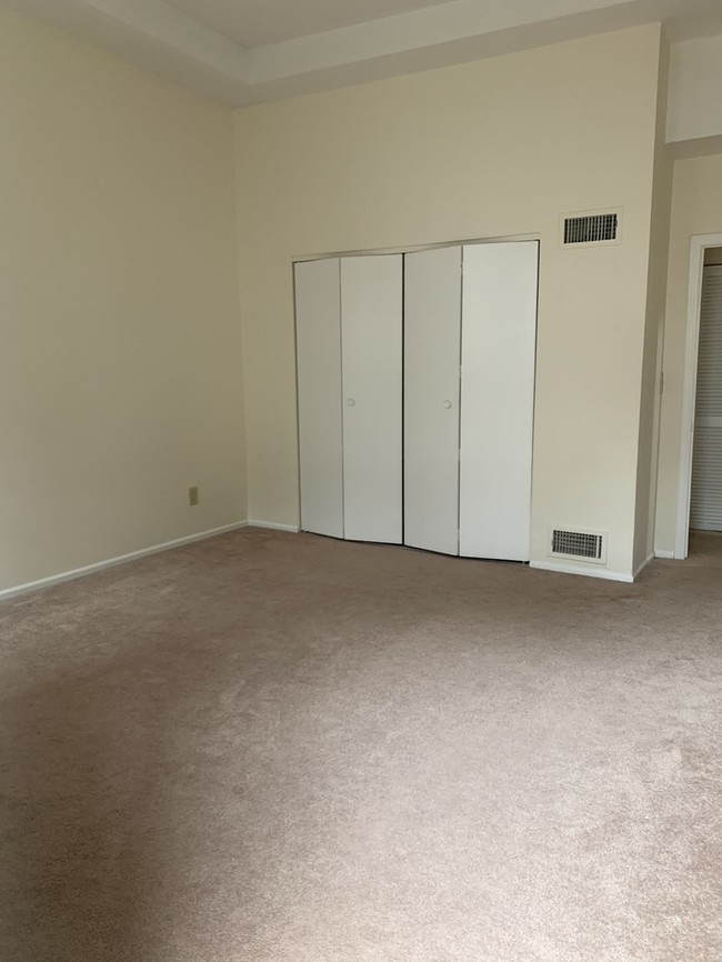 Building Photo - Spacious One Bedroom Apt. In Paulus Hook