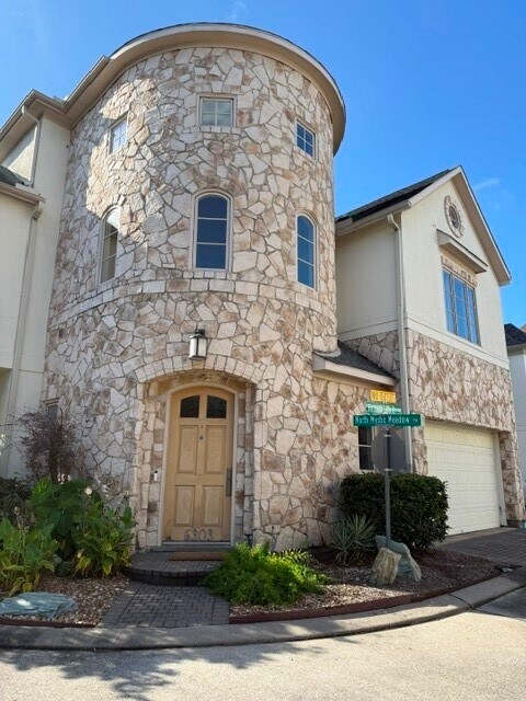 Foto del edificio - 6303 Hermann Lake Dr