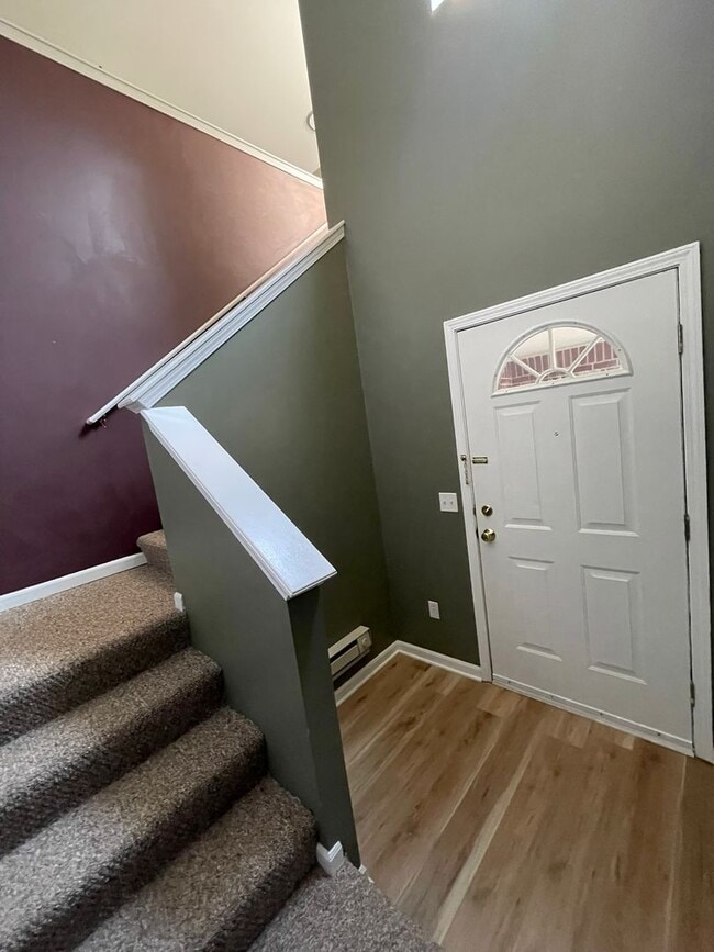 Building Photo - Upper Condo in Woodside Meadows
