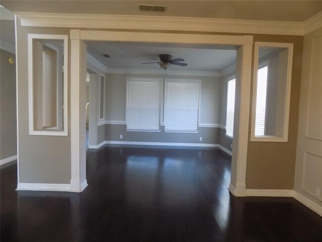 Building Photo - 30202-300ak Oak Tree Dr