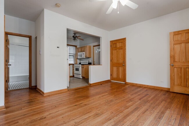 Foto del edificio - Lincoln Square / Ravenswood - 2 Bed / 1 Bath - Heat & Water Included